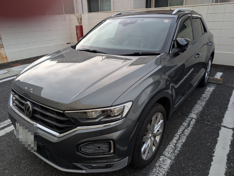 グレーのフォルクスワーゲン T-Roc。屋外の駐車場に停車しているフロントビュー。