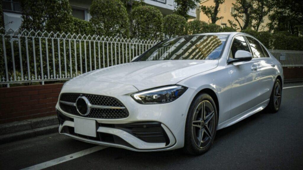 メルセデス・ベンツCクラス セダンのフロント斜めからの外観写真