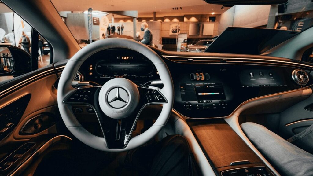 メルセデス・ベンツCクラスの豪華な内装とアンビエントライト