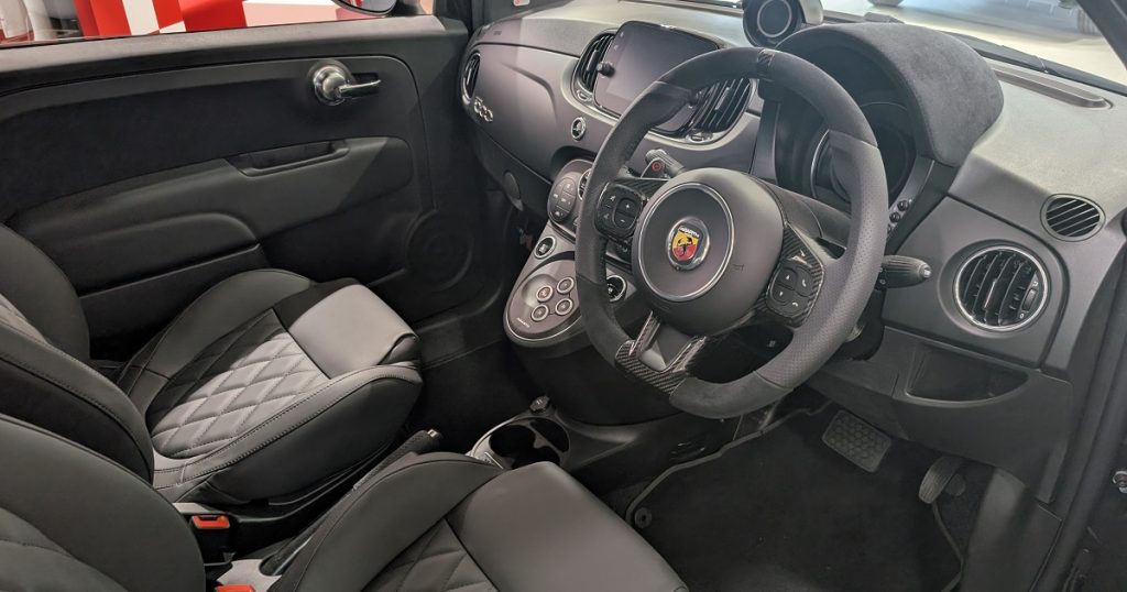 ショールームに展示されている黒いアバルトのフロントフェイス