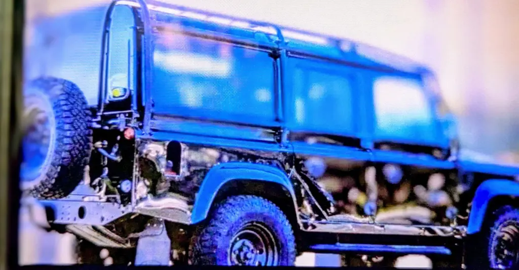 1990年代当時の愛車、黒のランドローバー・ディフェンダー110(リアビュー)の実車写真