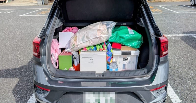 キャンプや帰省の荷物で満載になったVW T-Rocのラゲッジスペース