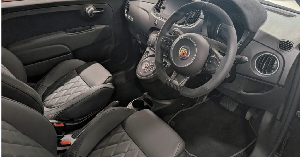 アバルトの右ハンドル仕様の運転席とインテリア。スポーティな専用シートとステアリング