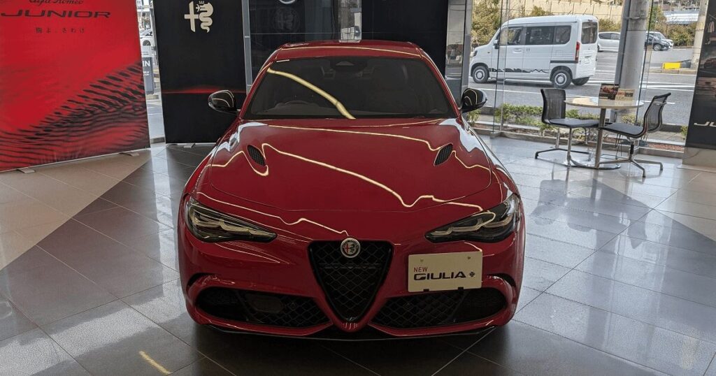 アルファロメオ ジュリアの美しいフロント外観写真
