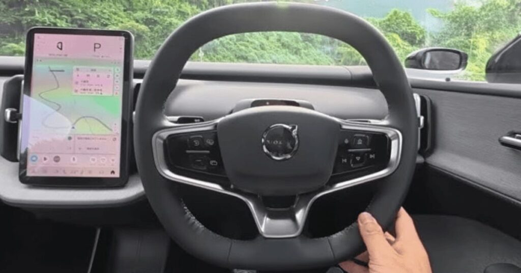 ボルボ EX30のステアリングホイールと運転席からの視界
