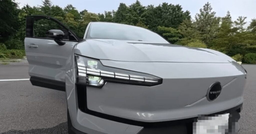 ボルボ EX30 クロスカントリーのフロントマスクと特徴的なヘッドライト