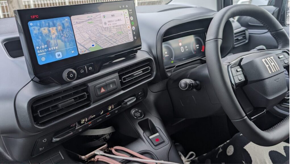 フィアット ドブロの運転席からの眺め。維持費を払ってでも得られる所有の喜びを表現。