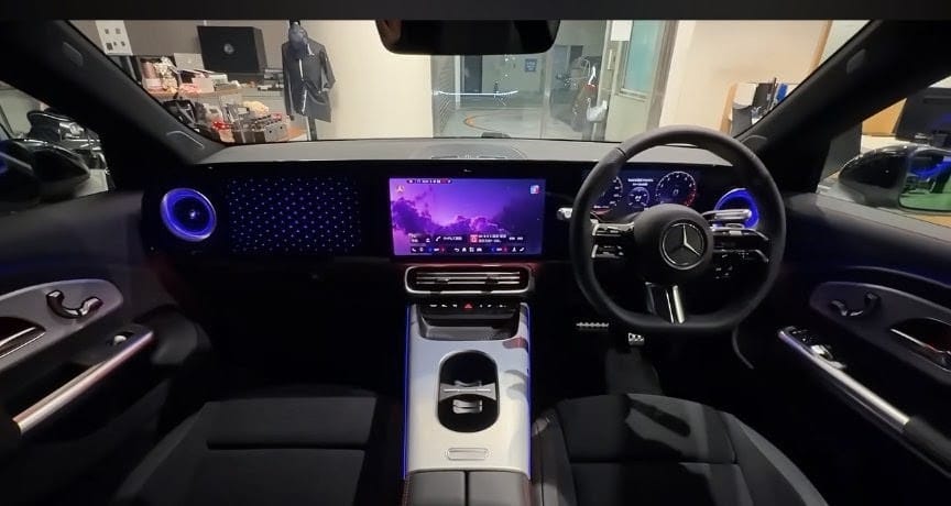 新型メルセデス・ベンツ CLA220 シューティングブレークの後部座席から見たコックピットとサンルーフの開放感