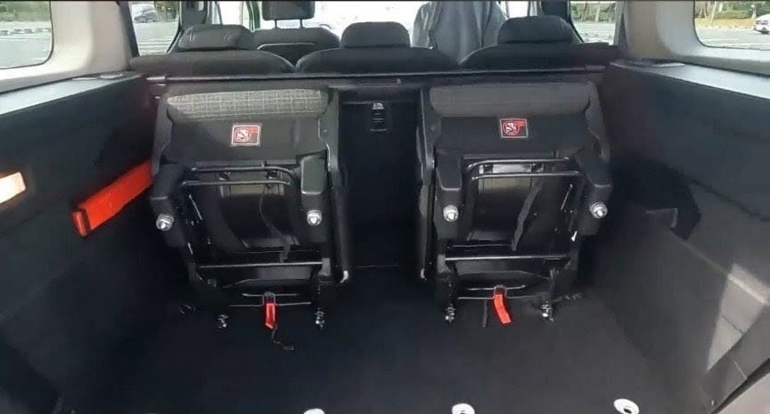 プジョー リフター ロングの広大なラゲッジスペース（荷台）。3列目シートを取り外した状態の大容量スクエアな荷室空間