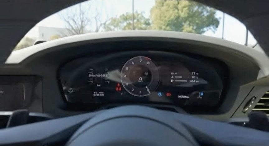 新型ポルシェ911カレラ（992.2型）の12.6インチ曲面フル液晶メーターパネルと運転席コックピット（実車試乗レビュー写真）