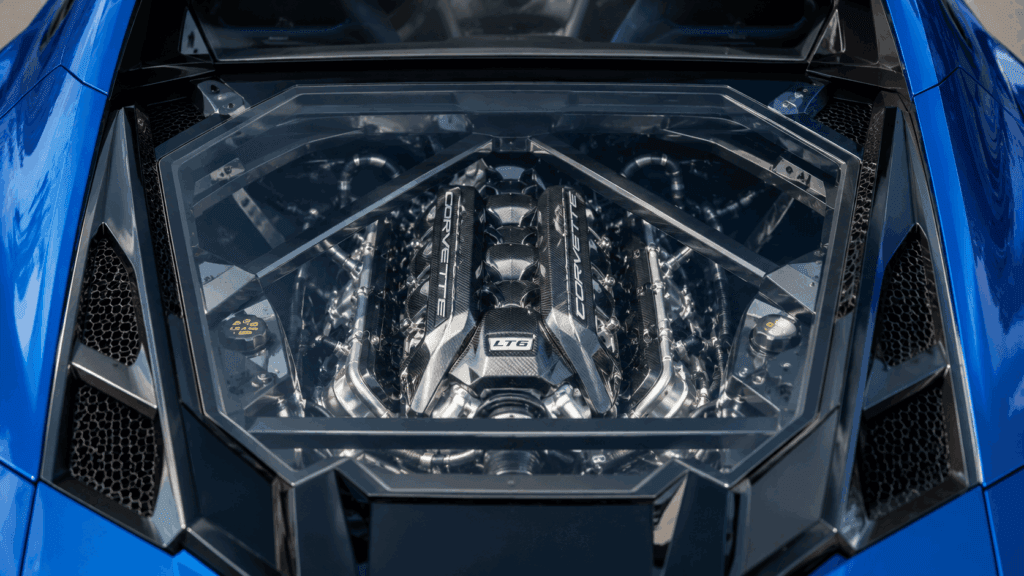 ガラスハッチ越しに見えるシボレー・コルベット Z06(C8型)の5.5L V8自然吸気「LT6」エンジンベイ