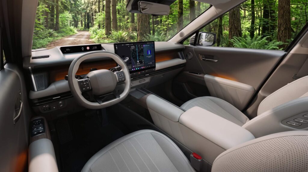 木漏れ日が差し込む森林の林道を見渡す最新SUVのモダンな運転席・コックピットインテリア