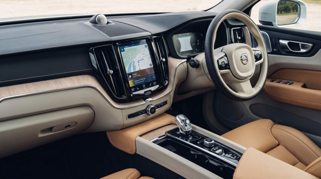 ボルボXC60の縦型9インチGoogle搭載タッチスクリーンと物理スイッチが排除された北欧モダンインテリア